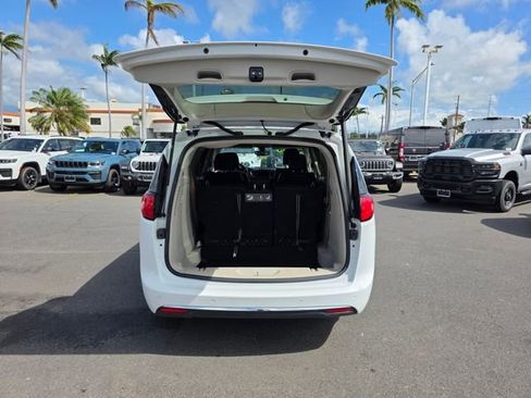 Used 2019 Chrysler Pacifica Touring-L FWD image 11