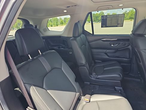 Used 2025 Honda Pilot Touring image 12