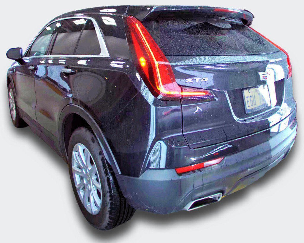 Used 2023 Cadillac XT4 Luxury w/ Cold Weather Package FWD image 4