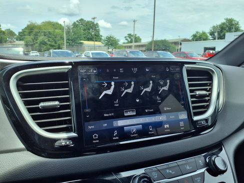 Used 2026 Chrysler Pacifica Select FWD image 4