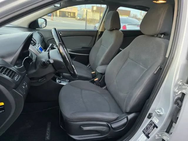 Used 2014 Hyundai Accent SE w/ Option Group 3 FWD image 8