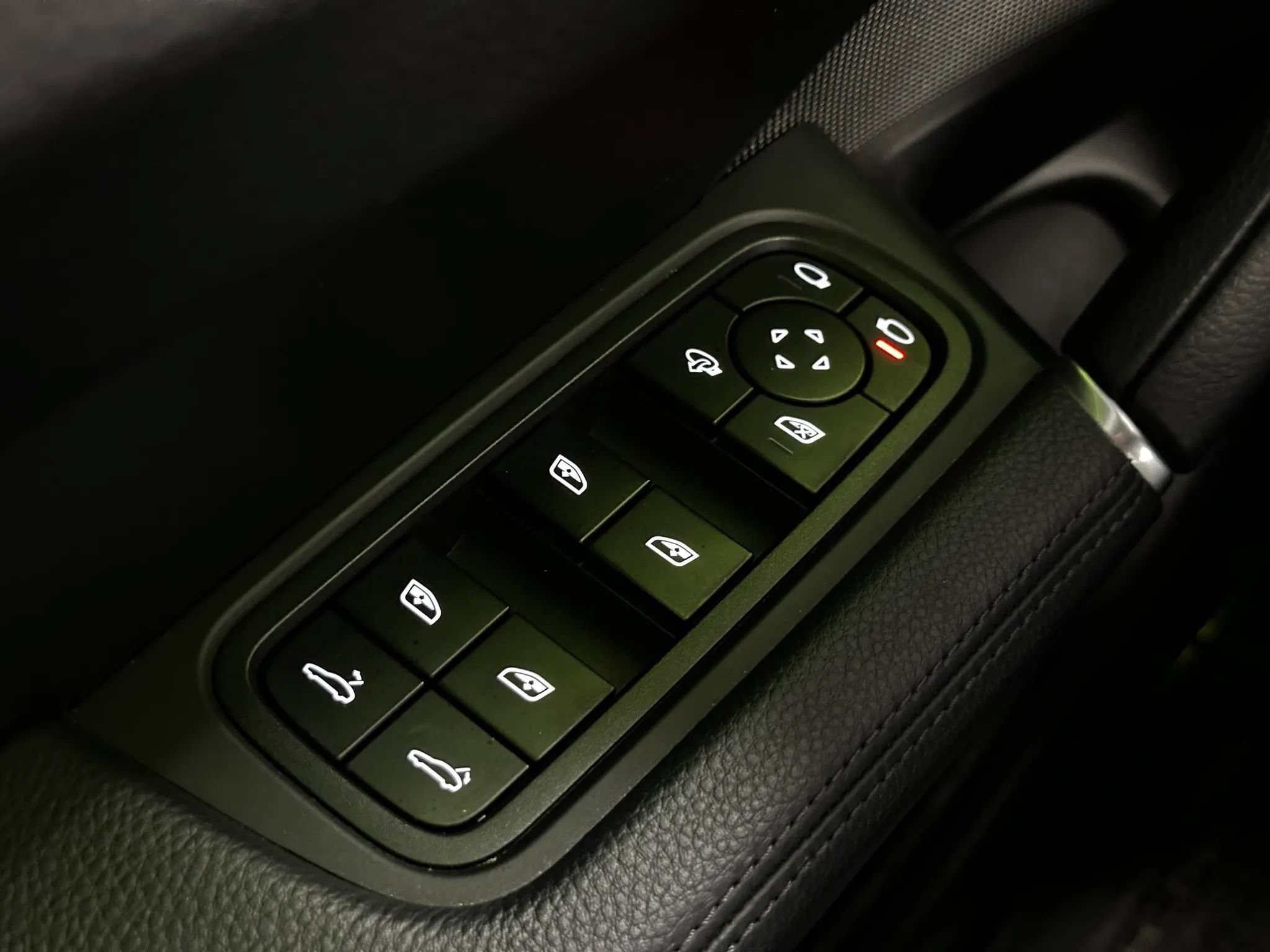 Used 2022 Porsche Cayenne w/ Premium Package AWD/4WD image 35