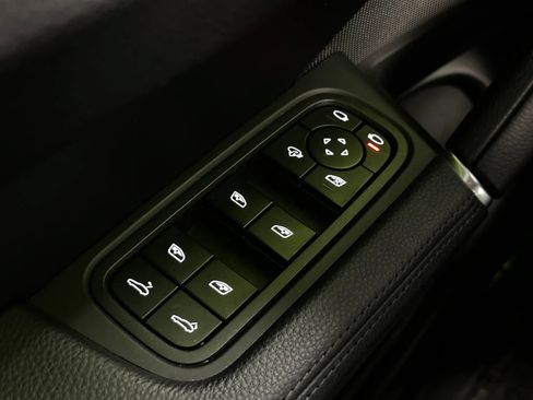 Used 2022 Porsche Cayenne w/ Premium Package AWD/4WD image 35
