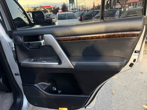 Used 2013 Toyota Land Cruiser image 32