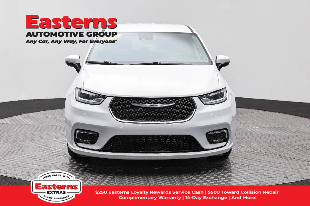 Used 2023 Chrysler Pacifica Touring-L FWD image 3