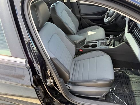 Certified 2025 Volkswagen Jetta SE w/ Sunroof Package image 19