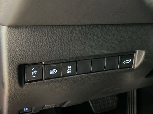 Used 2021 Toyota Venza LE w/ Carpet Mat Package (TMS) image 29