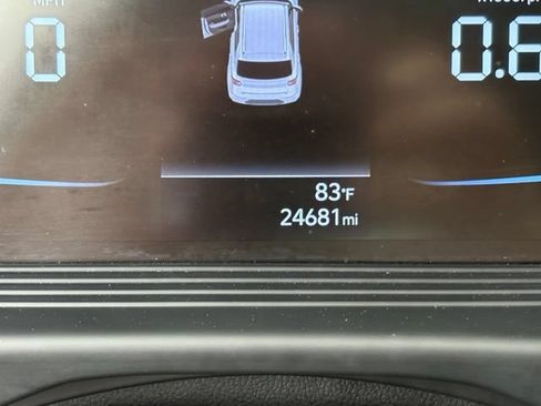 Used 2023 Hyundai Venue SEL FWD image 4