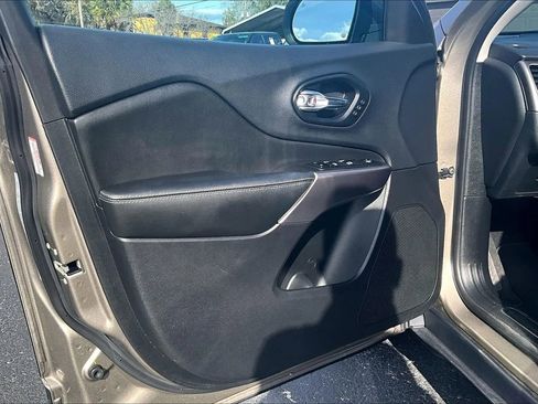 Used 2019 Jeep Cherokee Limited image 17