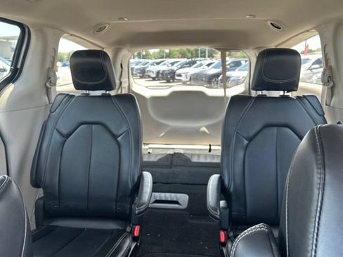 Used 2024 Chrysler Pacifica Touring-L FWD image 32