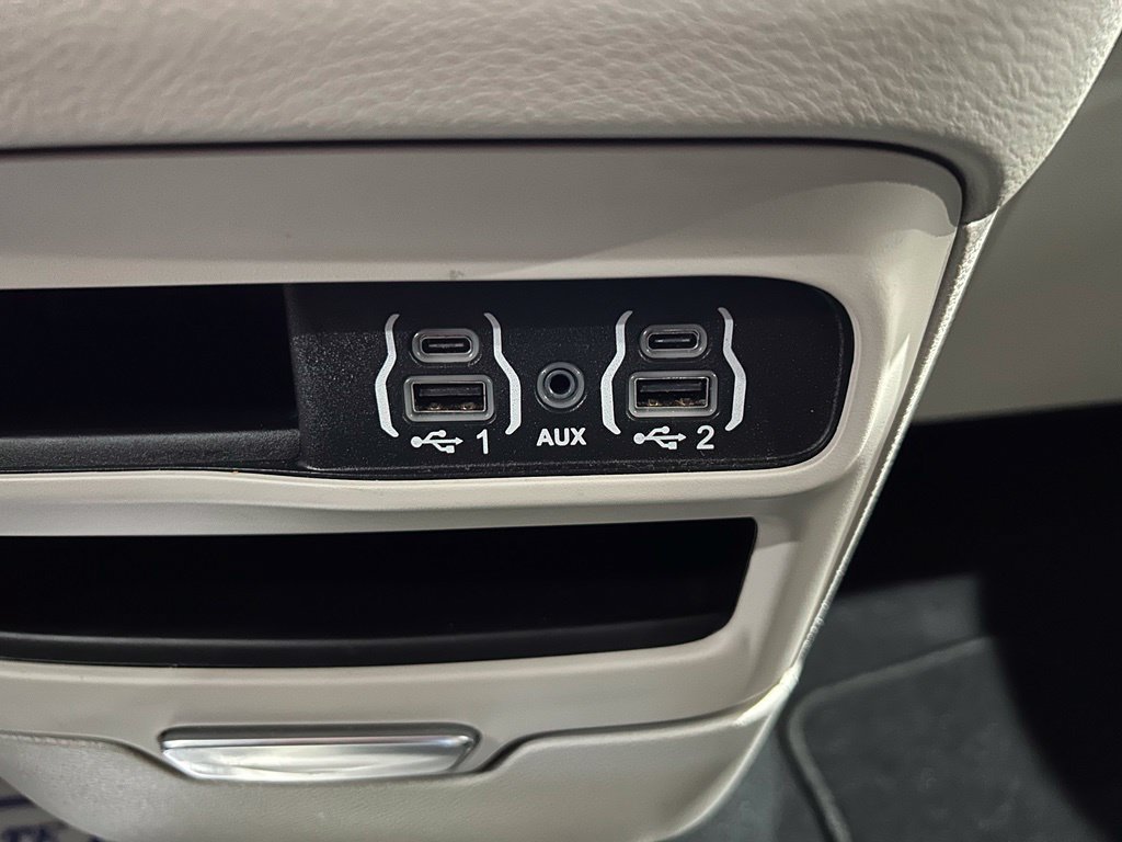 Used 2024 Chrysler Pacifica Touring-L FWD image 32