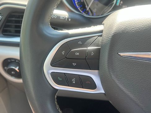 Used 2023 Chrysler Pacifica Touring-L FWD image 28