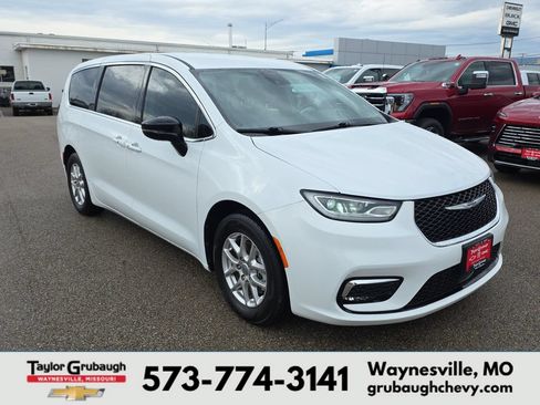 Used 2024 Chrysler Pacifica Touring-L FWD image 2