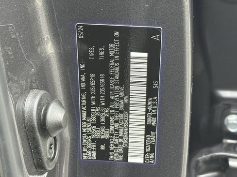 Used 2024 Toyota Highlander XLE FWD image 35