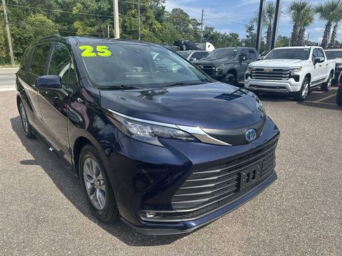 Used 2025 Toyota Sienna XLE FWD image 10