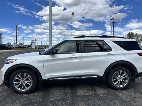Used 2020 Ford Explorer XLT w/ Equipment Group 202A AWD/4WD image 2
