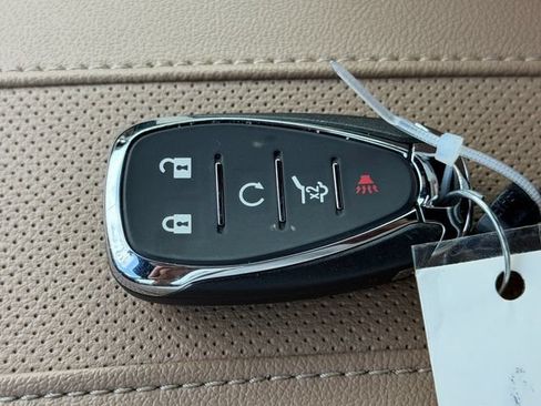 Used 2023 Chevrolet Traverse Premier FWD image 28