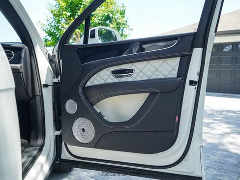 Used 2021 Bentley Bentayga image 56