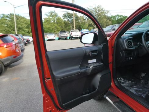 Used 2017 Toyota Tacoma TRD Off-Road w/ Tow Package (A/T) AWD/4WD image 11