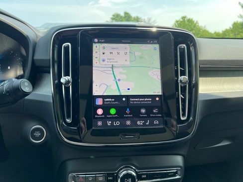 Certified 2025 Volvo XC40 B5 Core AWD/4WD image 15