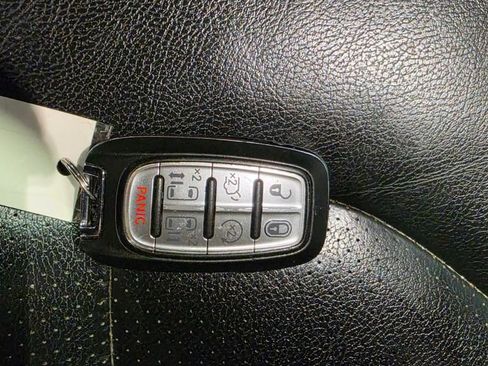 Used 2020 Chrysler Pacifica Touring-L w/ S Appearance Package image 10