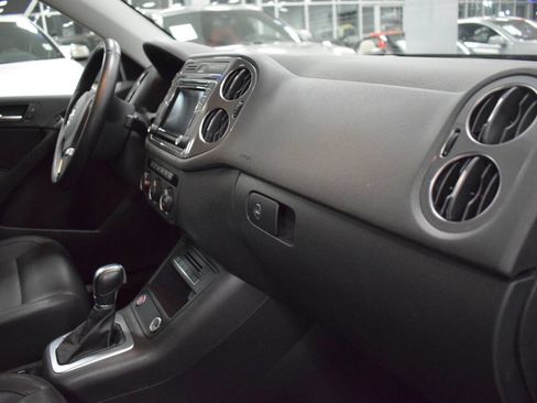 Used 2016 Volkswagen Tiguan SE image 12