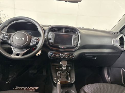 Used 2025 Kia Soul LX w/ LX Technology Package FWD image 17