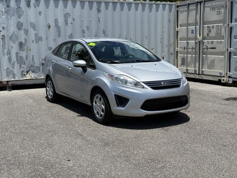 Used 2013 Ford Fiesta SE w/ Super Fuel Economy Pkg FWD image 2