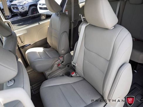 Used 2020 Toyota Sienna XLE Premium FWD image 39