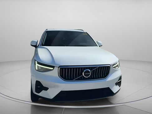 Used 2023 Volvo XC40 B5 Plus image 5