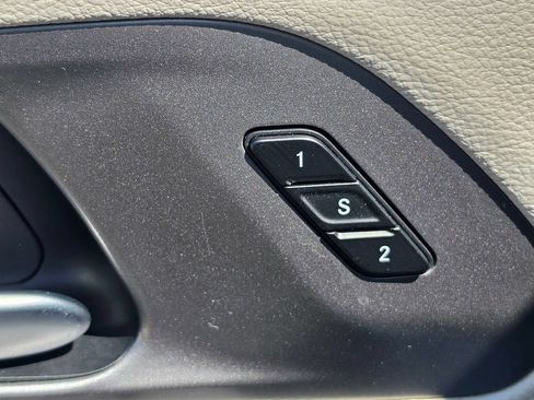 Used 2023 Chrysler Pacifica Touring-L FWD image 11
