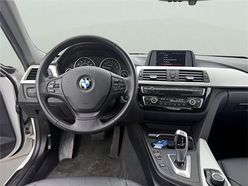 Used 2018 BMW 320i xDrive Sedan w/ Convenience Package image 18
