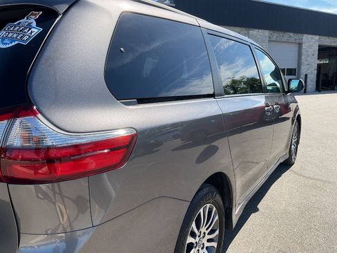 Used 2020 Toyota Sienna XLE Premium w/ Carpet Mat Package FWD image 8