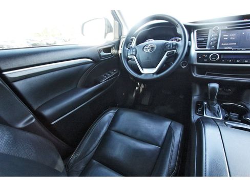 Used 2017 Toyota Highlander Limited image 11
