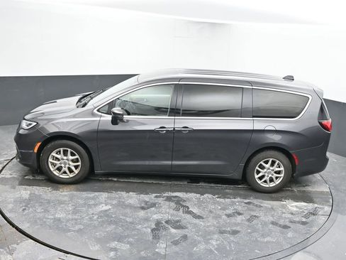 Used 2023 Chrysler Pacifica Touring-L image 61
