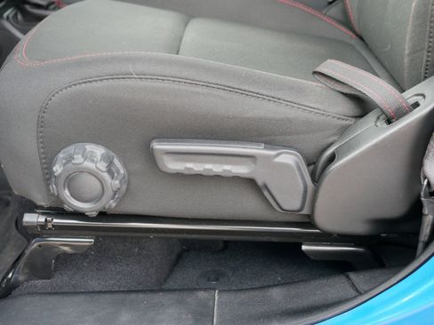 Used 2022 Jeep Wrangler Unlimited Rubicon w/ Cold Weather Group image 17