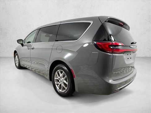 Used 2025 Chrysler Pacifica Select FWD image 5