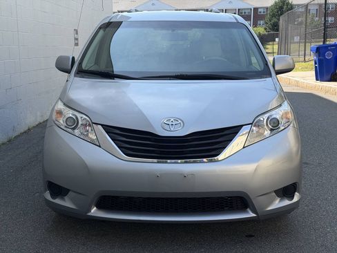 Used 2011 Toyota Sienna LE w/ Towing Pkg FWD image 6