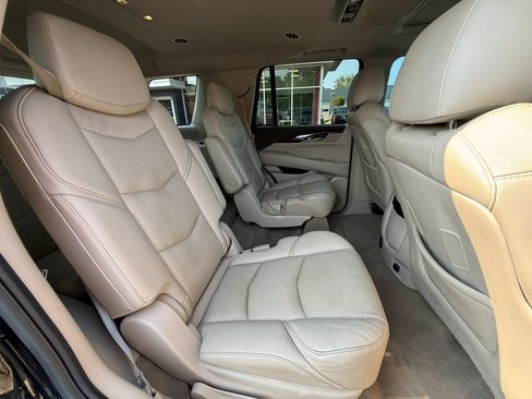 Used 2016 Cadillac Escalade Luxury AWD/4WD image 15