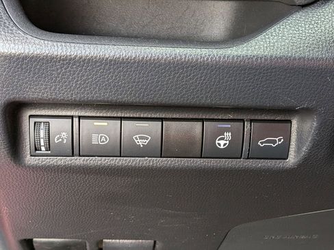 Used 2022 Toyota RAV4 XLE Premium image 27