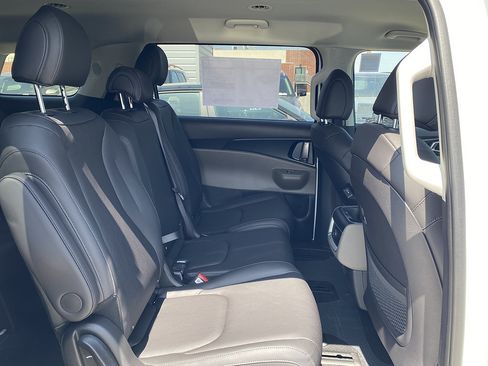 New 2026 Kia Carnival LXS FWD image 23