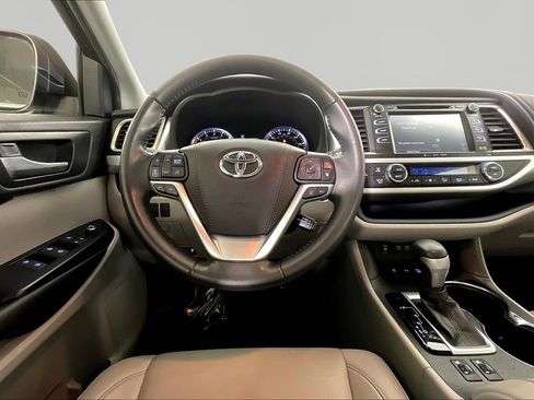 Used 2019 Toyota Highlander XLE AWD/4WD image 8