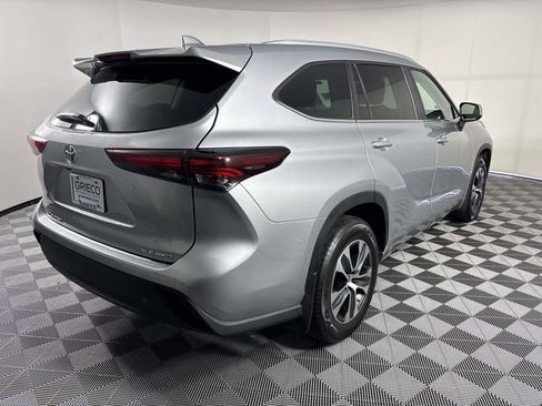 Used 2024 Toyota Highlander XLE AWD/4WD image 7