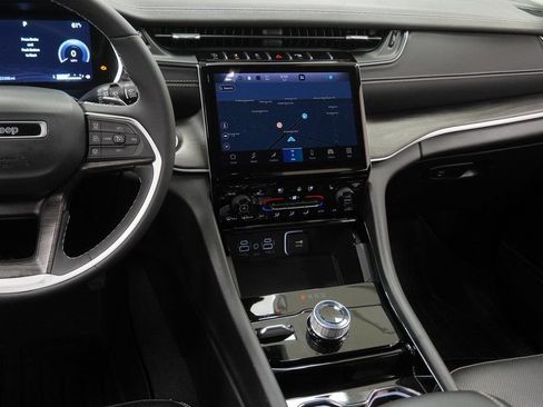 Used 2023 Jeep Grand Cherokee Limited w/ Luxury Tech Group II image 23