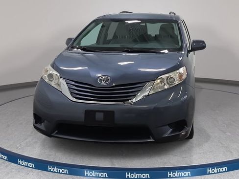 Used 2015 Toyota Sienna LE FWD image 3
