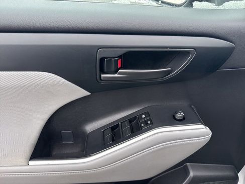 Used 2023 Toyota Highlander LE image 17