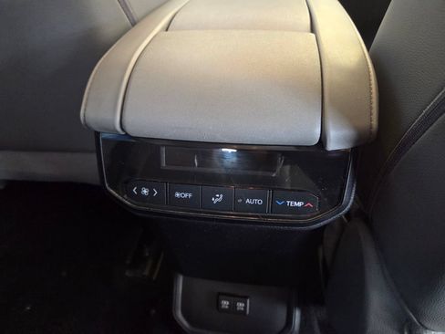 Used 2020 Toyota Highlander XLE AWD/4WD image 28