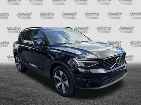 Certified 2025 Volvo XC40 B5 Plus AWD/4WD image 2