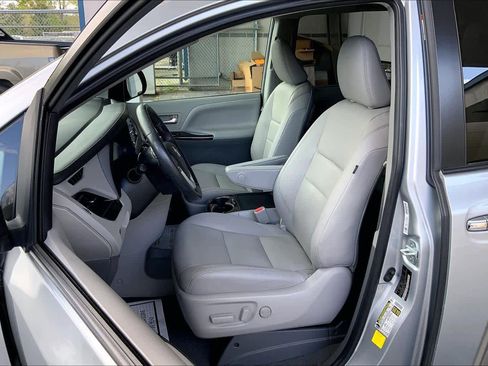 Used 2020 Toyota Sienna XLE Premium image 8