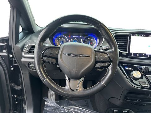 Used 2021 Chrysler Pacifica Touring-L w/ Uconnect Theater Family Group image 12